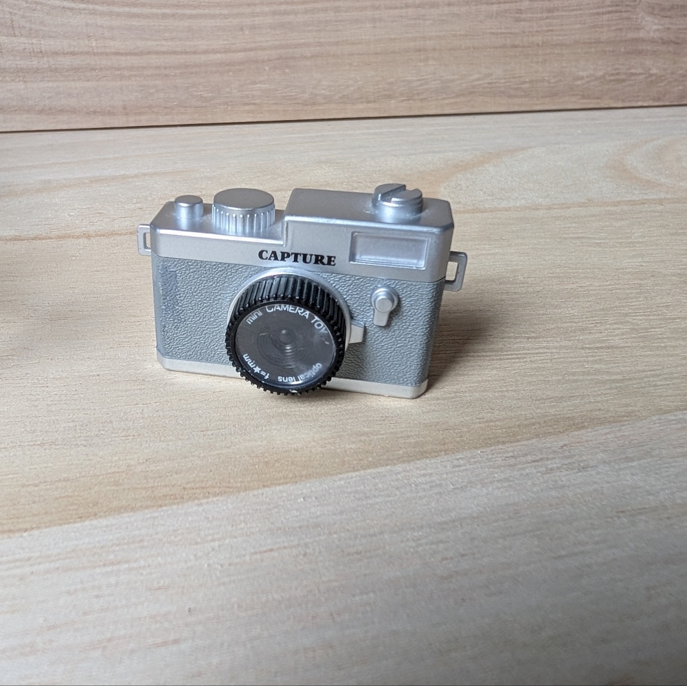 Miniature Camera Keychain - Picture 2 of 9